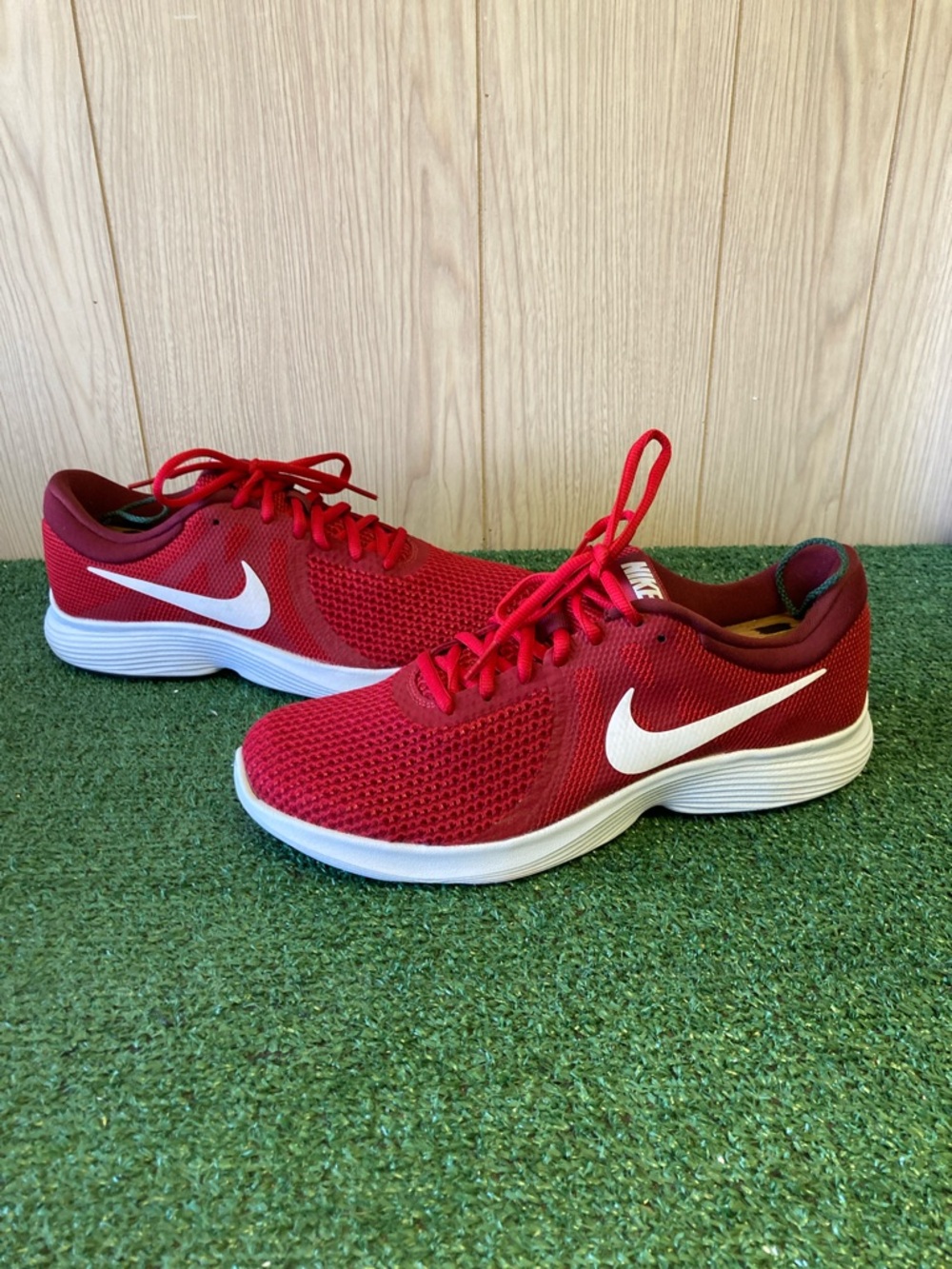 Nike Revolution 4 Running shoes men’s size 9.5 (OKPM-04-005)